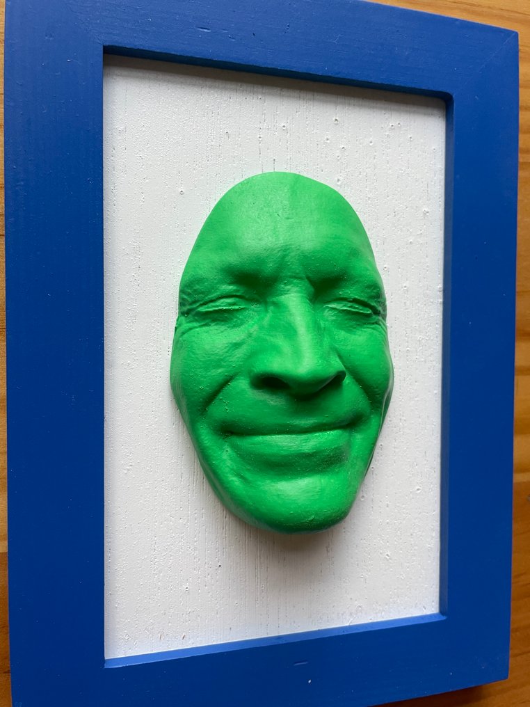 gregos - Small green light smile on white background-blue frame #1.0