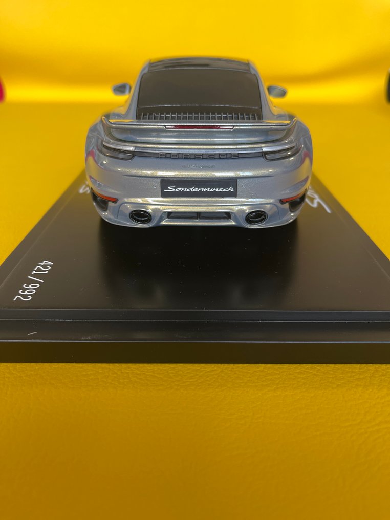 Spark 1:18 - 模型運動車 - Porsche 911 Turbo S (992) - 两侧有深绿色的条纹 #1.0