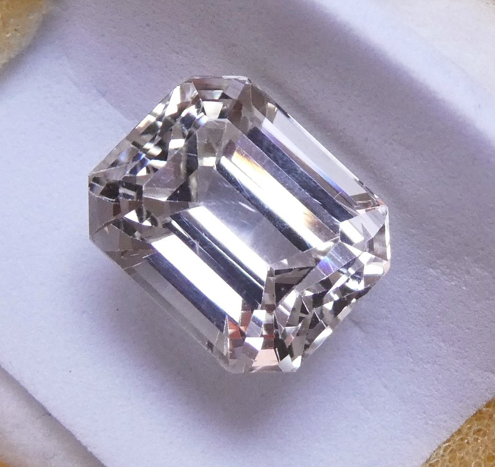 Ei pohjahintaa Spodumeeni  - 11.05 ct - Instituto Gemólogico Español (IGE) #1.0