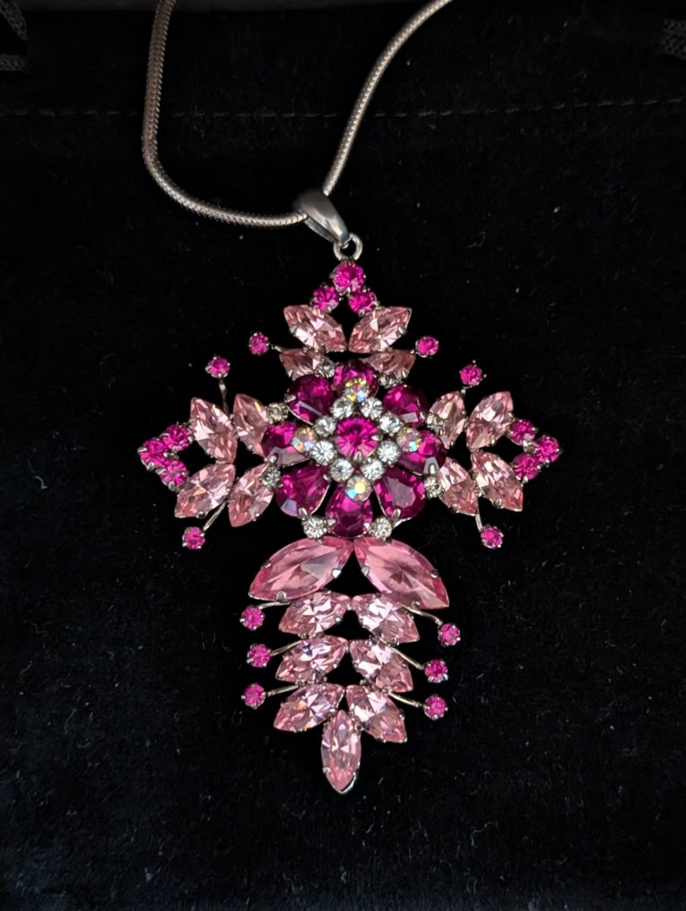 Statue, Groot collier ingelegd met Swarovski stenen - 7.5 cm - rhodium #1.0