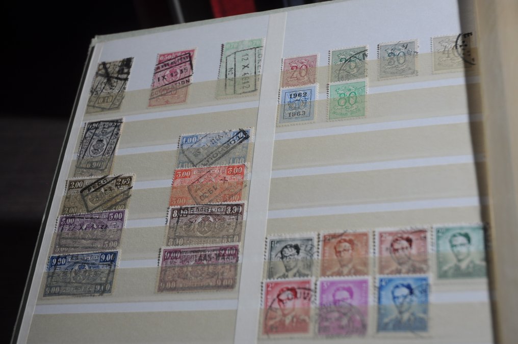 Verden  - Udvælgelsesparti med forskellige lande i en bunke lagerbøger. #3.2