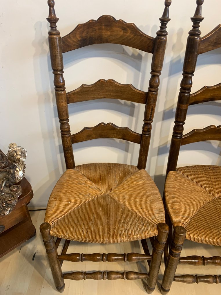 Tuoli - Pyökki - Pari tuolia, joissa on tolppainen selkänoja ja oljesta valmistettu istuin. #4.3