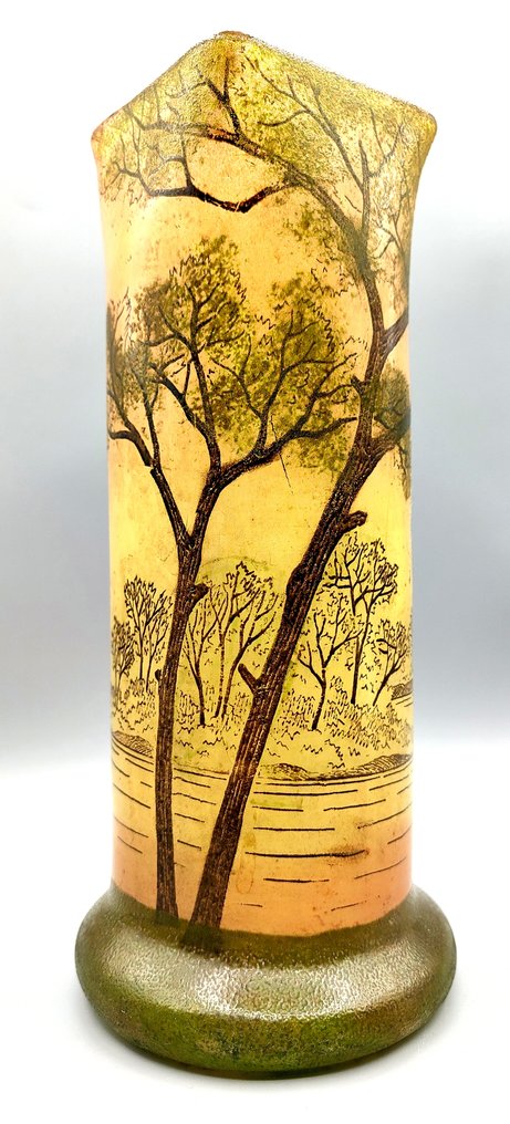 LEGRAS (1839-1916) - Vase -  Gammelt vase i Art Nouveau-stil, emaljert med gravert dekor av et sjarmerende innsjølandskap – ca.  - Verre soufflé #1.0