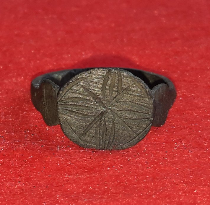 Μεσαιωνική Χάλκινο δαχτυλίδι με ανθισμένο ηλιακό Σταυρό σε λάμψη. Άριστη κατάσταση.  (χωρίς τιμή ασφαλείας) #3.2