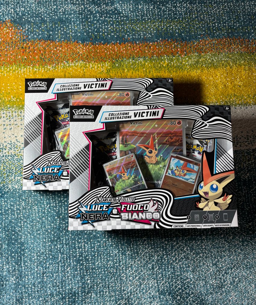 Pokémon - 2 Box - Collezione Illustrazione Victini - Scarlet & Violet - Luce Nera Fuoco Bianco #1.0