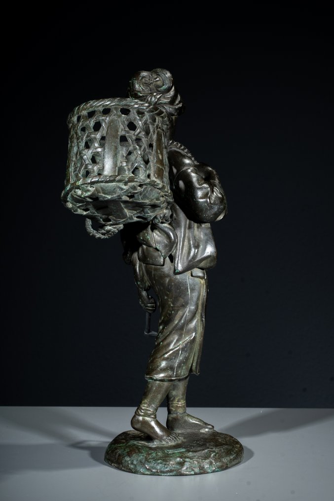 黄铜色 - Signed - 一尊铜制奥琦莫诺的日本年轻人 - 明治时期（19世纪后期） #3.2