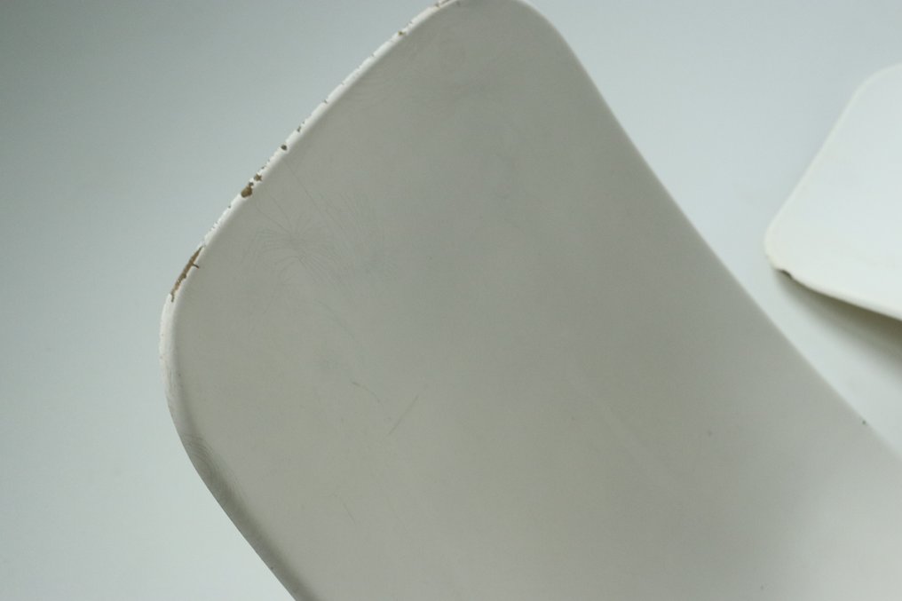 Charles Zublena - Pihenőágy (2) - Üvegszál, festék #3.2