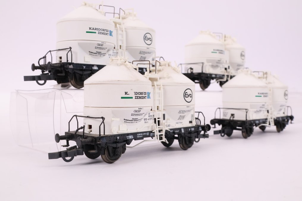 Roco H0 - Modellvonat teherfuvarozás (4) - Négy siló szállítójármű 'Karsdorfer Zement' - DB #1.0