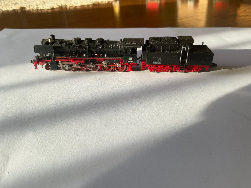 Minitrix N - Treno automotore (9) - Numero di locomotiva 050 058-7 visibile sulla cabina con 8 vagoni - DB #1.0