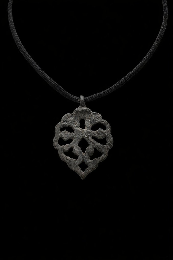 維京時代 青銅色 非常优雅的镂空护符——“Sacred Leaf”吊坠，象征生命、保护与智慧。  (沒有保留價) #1.0