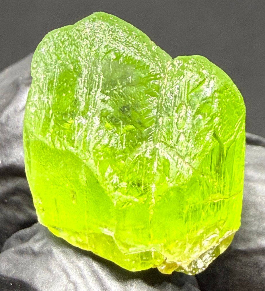 Peridot με φυσικά λουστραρισμένο από το νερό. Κρύσταλλος - Ύψος: 19 mm - Πλάτος: 15 mm- 6.2 g #3.2