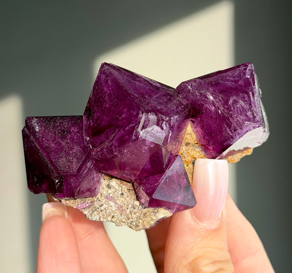 Χωρίς ελάχιστη τιμή! Εξαιρετικό μωβ συσσωμάτωμα κρυστάλλων ALUNITE σε μήτρα, σπάνιο δείγμα Κρίσταλ στη μήτρα - Ύψος: 7.5 cm - Πλάτος: 4.2 cm- 69 g #2.1