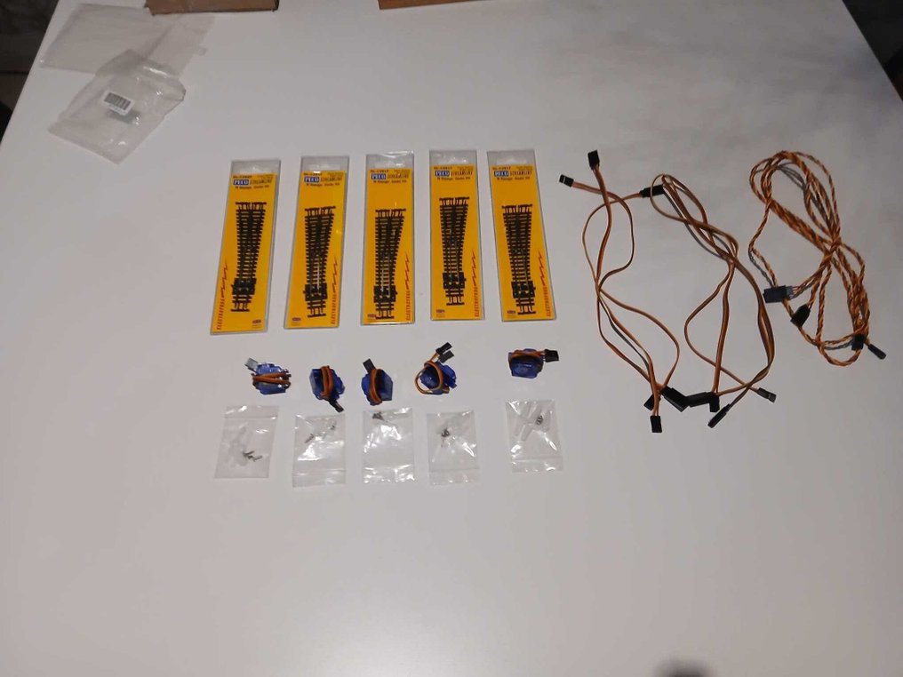 PECO en Hextronik N轨 - SL-E391F, SL-E392F, HXT500 - 模型火车车轨 (17) - 包含五个PECO Streamline 转换器(4个向右和1个向左),五个小型伺服(HXT500)。 #1.0