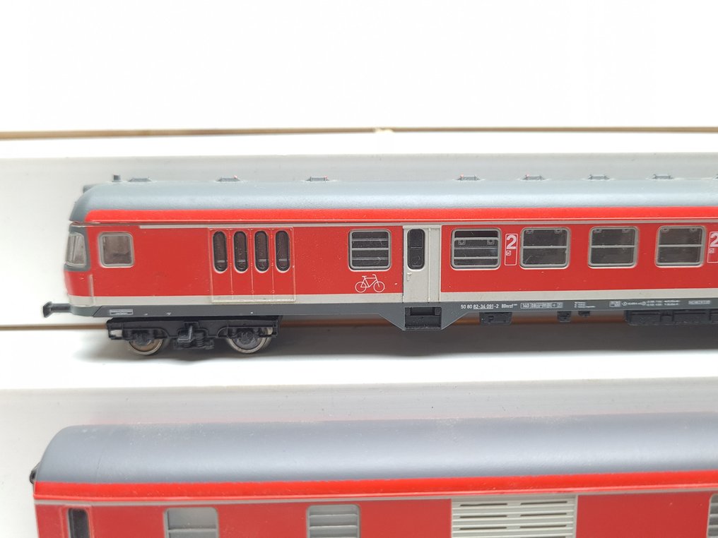 Fleischmann N - 8146K/8148K/8150K - Ensemble de wagons de passagers pour trains miniatures (3) - Train de proximité en trois pièces, rouge de circulation, avec poste de conduite. - DB #3.2