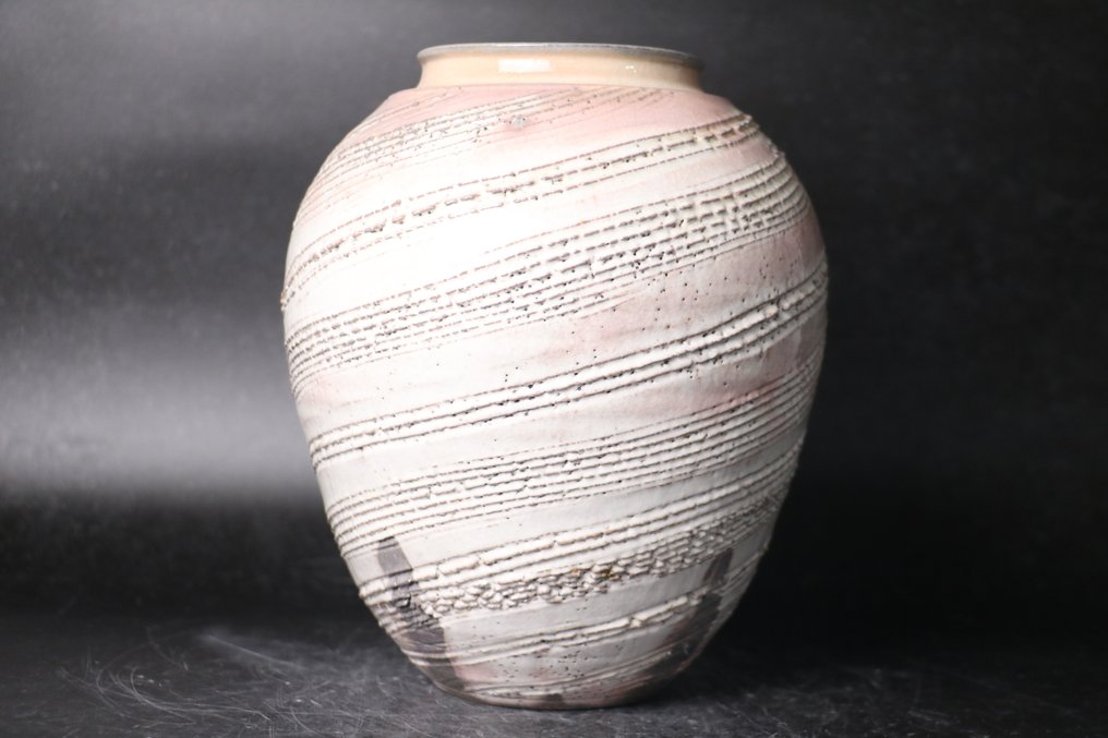 White Salt-Glazed Jar with Linear Patterns - Ceramic - 岩淵重哉 Iwabuchi Shigeya (1925-1993) - Japan - 1900-2000 #3.2