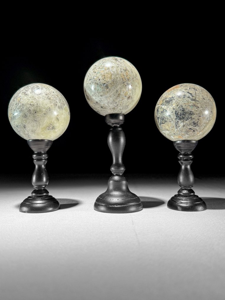 Χωρίς ελάχιστη τιμή - Υπέροχο σετ 3 Onyx. Σφαίρες σε προσαρμοσμένες βάσεις.- 1900 g - (3) #1.0