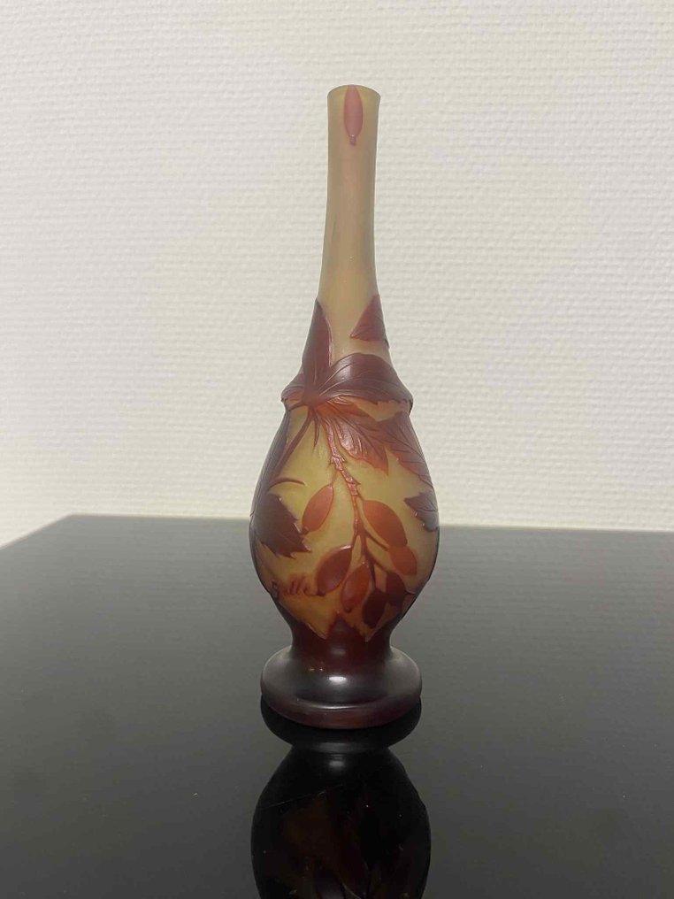 Emile Gallé - 花瓶 -  Soliflor 花瓶 - 蚀刻有浆果装饰  - 玻璃 - 大约1910年的 Jugendstil #1.0