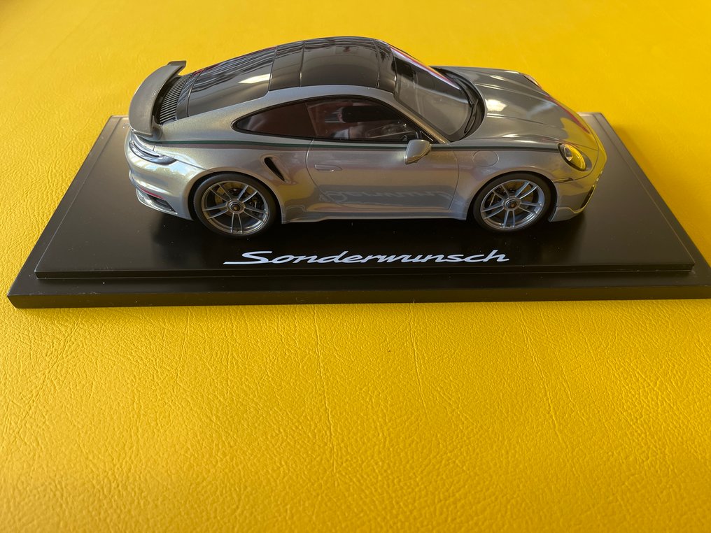Spark 1:18 - 模型運動車 - Porsche 911 Turbo S (992) - 两侧有深绿色的条纹 #4.3