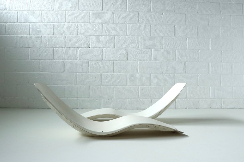 Charles Zublena - Pihenőágy (2) - Üvegszál, festék #2.1