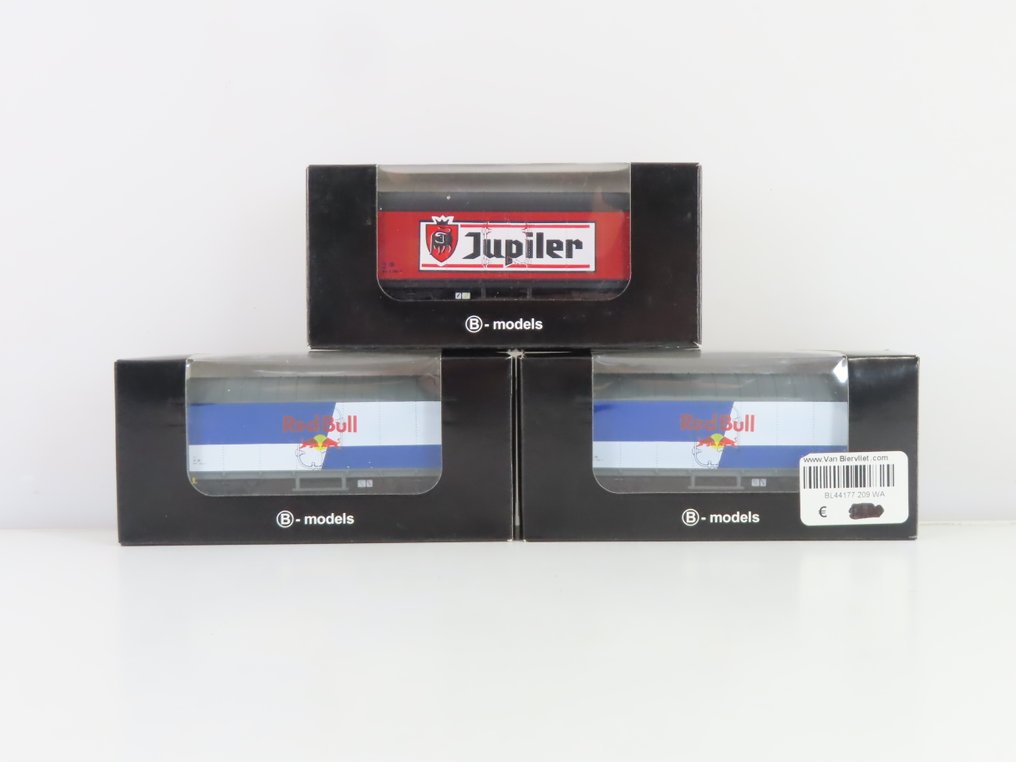 B-Models H0轨 - 44155.801/44177.209 - 模型火车货运车厢 (3) - 3辆双轴封闭式货车车厢 RedBull 和 Jupiler - NMBS #1.0