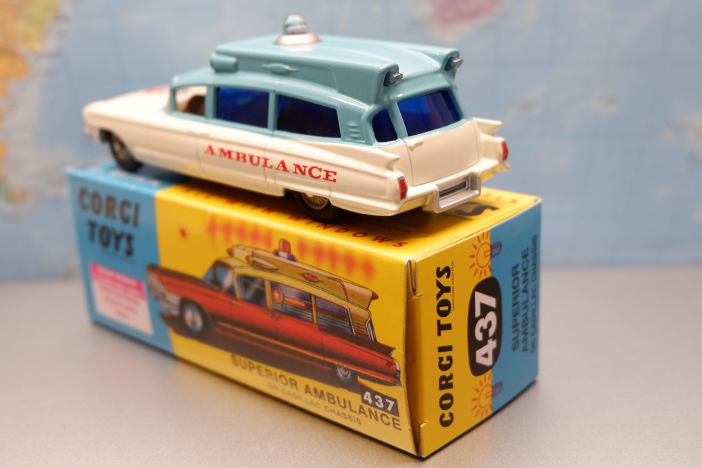 Corgi 1:43 - Voiture miniature  (2) - 437 - Superior Ambulance on Cadillac Chassis + 419 -  Ford Zephyr Motorway Police - 2 jolis jouets Corgi, modèles réédités #4.3