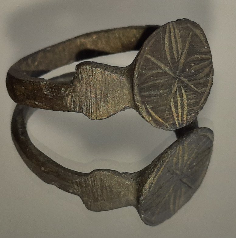 Μεσαιωνική Χάλκινο δαχτυλίδι με ανθισμένο ηλιακό Σταυρό σε λάμψη. Άριστη κατάσταση.  (χωρίς τιμή ασφαλείας) #2.1