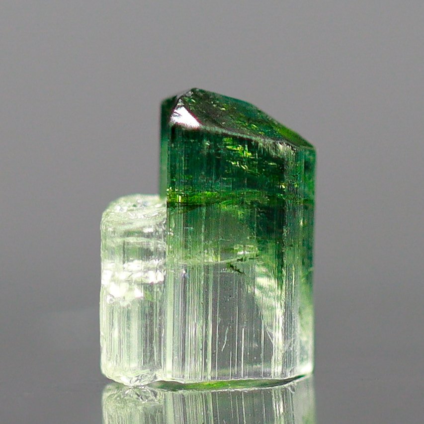 Εξαιρετικός αρχιτεκτονικός ΔΙΠΛΟΣ ΚΡΥΣΤΑΛΛΟΣ και Πυκνωτικός πυρήνας Emerald Green • Elbaite Χωρίς ελάχιστη τιμή - Ύψος: 6 mm - Πλάτος: 5 mm- 0.14 g - (1) #1.0