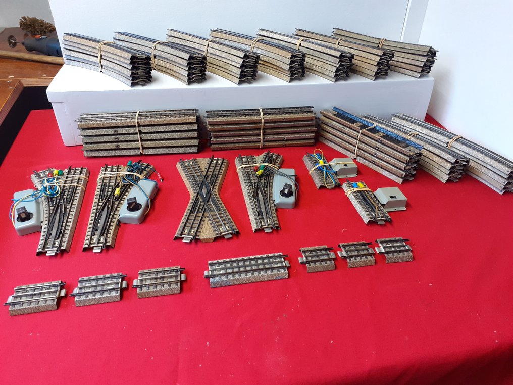 Märklin H0 - 3600 serie - Model train tracks (100) - M-rail with straight rails, curved rail, connecting pieces. Electric switches and uncoupling rails. #1.0