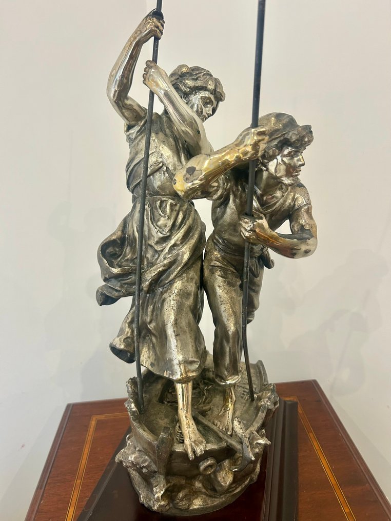 Dal modello di Ricardo Soriano Cerdán (XX) - Scultura, Pescatori - 71 cm - Spelter, Placcato argento #2.1
