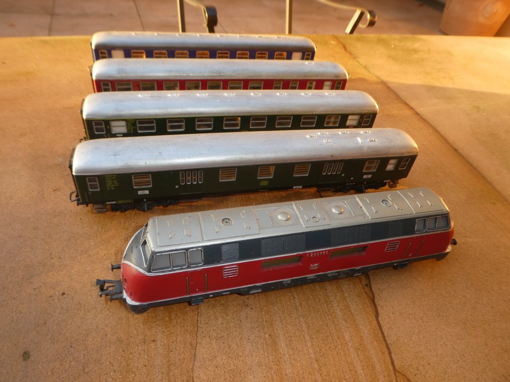 Märklin H0 - 3021/4023/4024/4026/4051 - Set tren (5) - D-Zug, locomotivă cu motor diesel V200 cu 4 vagoane D-Zug. - DB #1.0