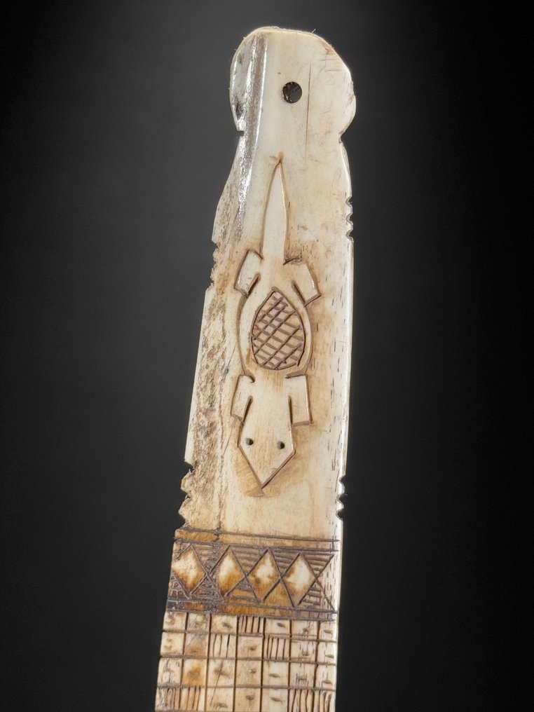 Χωρίς ελάχιστη τιμή - Υπέρομο ημερολόγιο Sumatra κατασκευασμένο από οστό σε προσαρμοσμένη βάση. Οστό - Bovine - 38 cm - 6 cm - 9 cm- Είδη που δεν ανήκουν στο CITES -  (1) #2.1