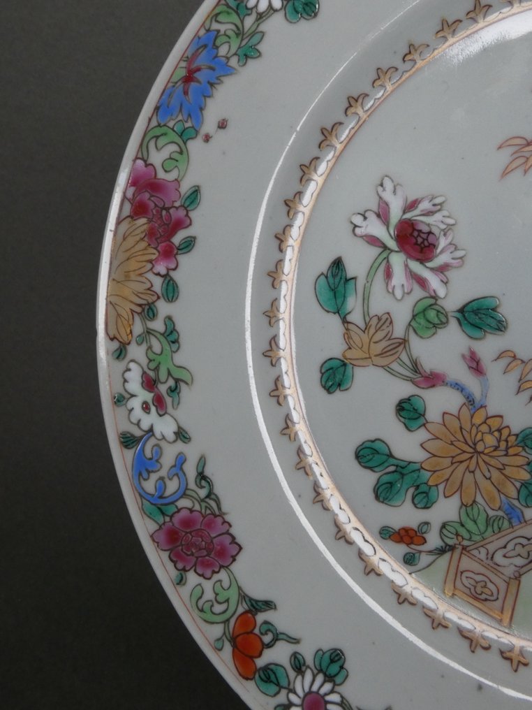 Qianlong (1735-1796) - Πιάτο - Kingfisher on a Pierced Rock in a Fenced Garden Landscape with Peonies and Bamboo - Πορσελάνη - Ροζ σμάλτο, σίδερο, κόκκινο χρυσό. #2.1