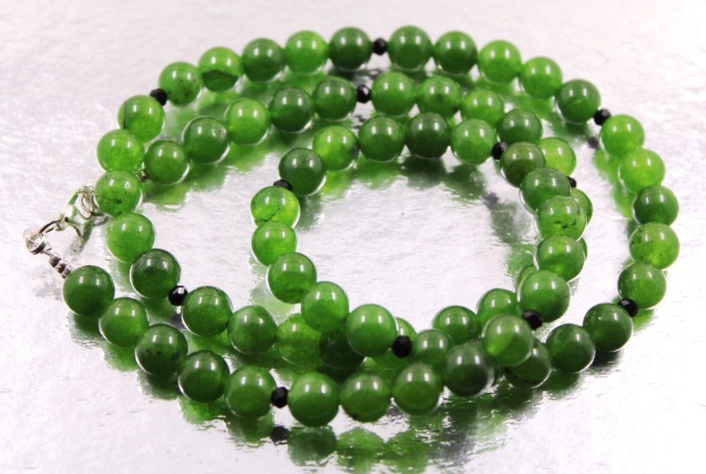 Really nice necklace handmade nephrite jade and black spinel beads - 269 Cts. Jewellery- 53.8 g - (1) #1.0