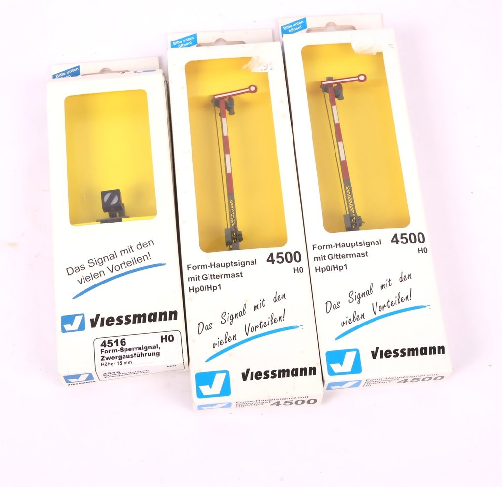 Viessmann H0 - 4500/4516 - Signals (3) - Three signals: 2x single-arm main signals and 1x shunting signal. #1.0