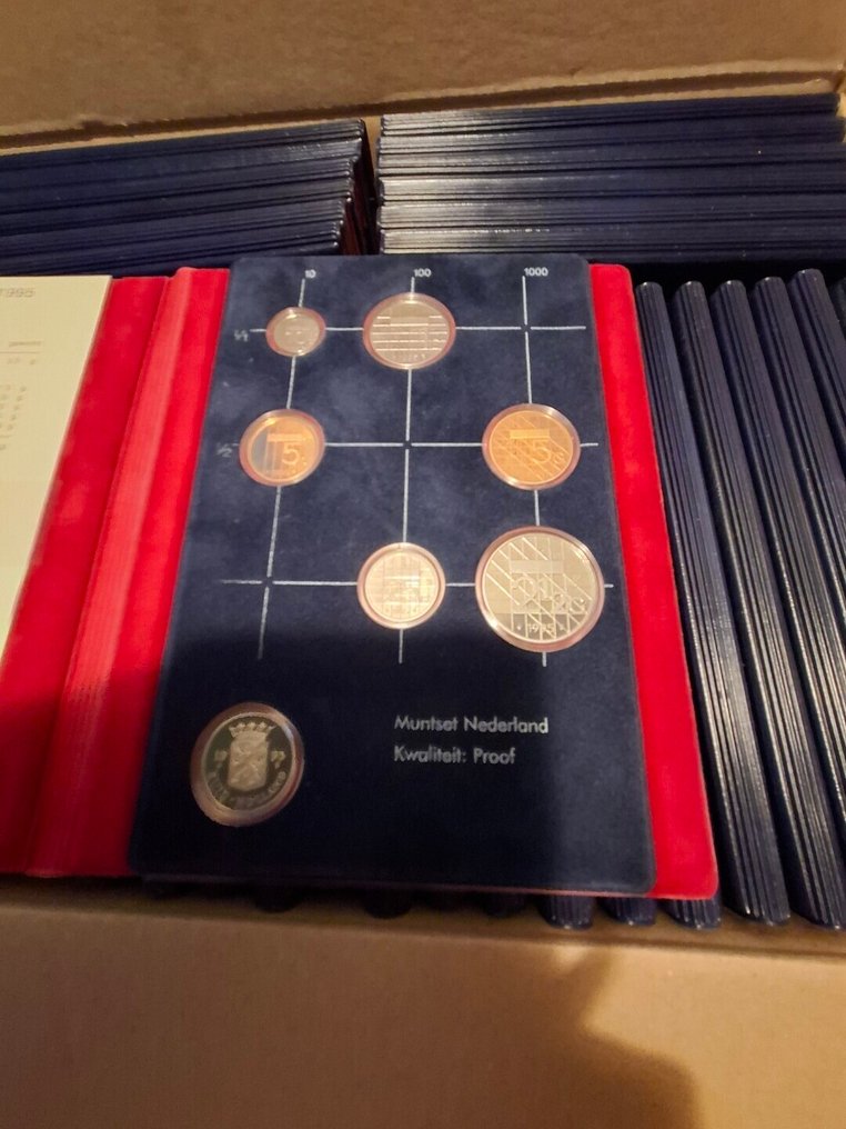 Netherlands. 38 jaarsets tussen 1984 en 1995 waaronder 13 sets met zilveren penning (No reserve price) #3.2