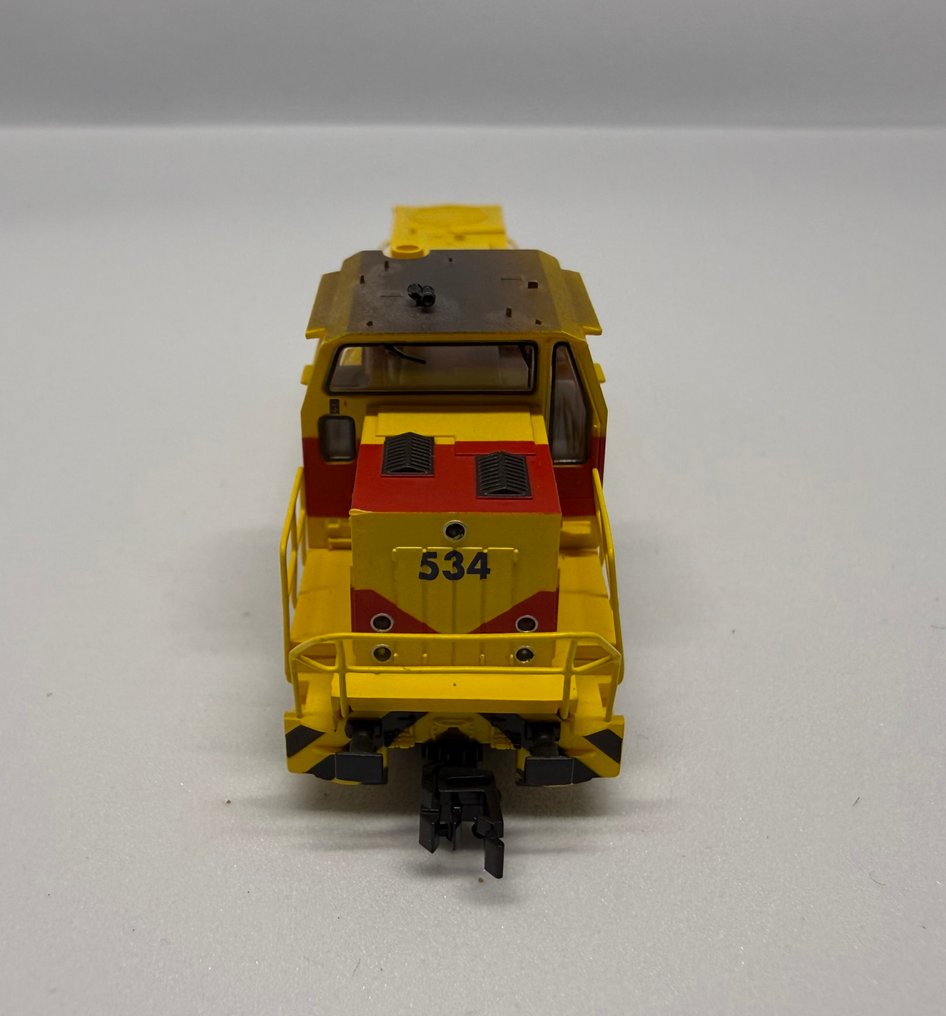 Minitrix N轨 - 12218 - 柴油内燃机车 (1) - Minitrix/Trix包装中的模型，编号12218，黄色/红色配色，驾驶室一侧标记为EH。 - EH #4.3