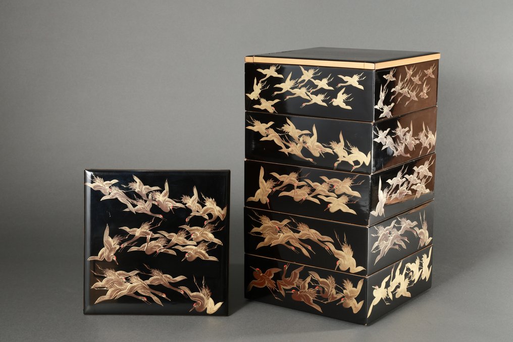 盒子 - 飞鹤抹漆五层重箱便当盒，配有两个盖子——内侧饰有松树和月亮的 Nashiji - 无保留价 #1.0