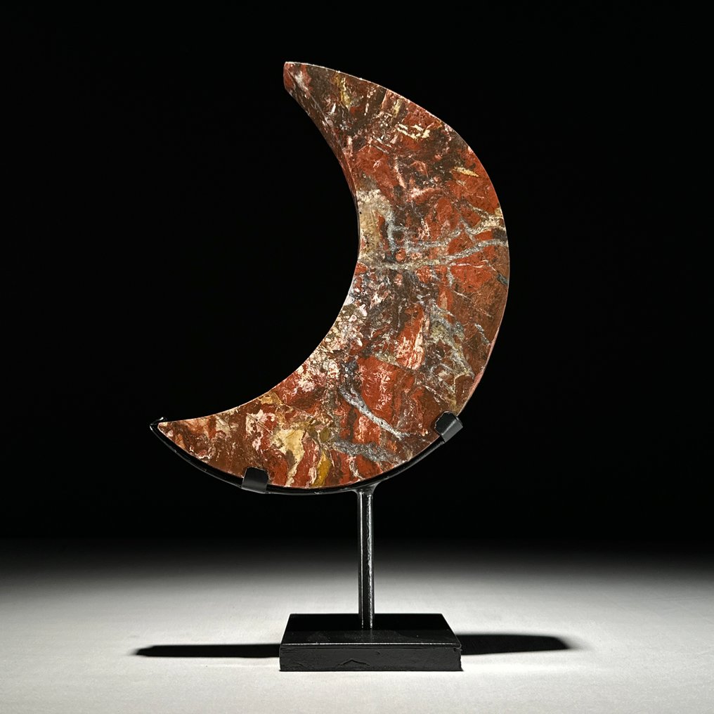 无底价 - 美丽的红玉髓 新月形状的，放置在定制支架上 - 高度: 28.9 cm - 闊度: 17.5 cm- 1800 g - (1) #1.0
