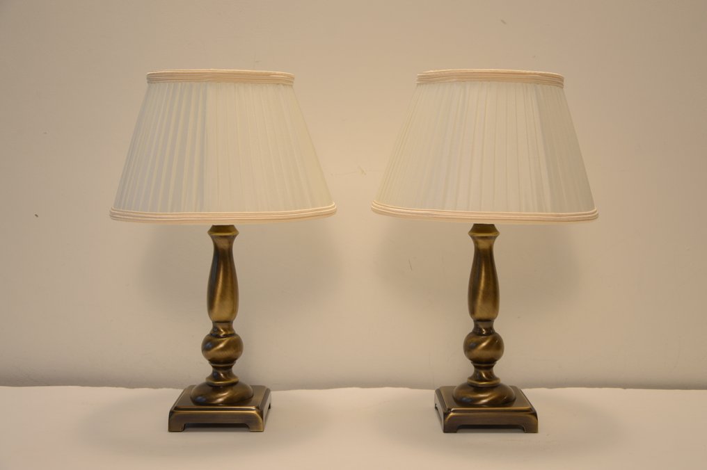 Επιτραπέζιο φωτιστικό (2) - Ζεύγος νεοκλαστικών επιτραπέζιων/κομοδίνων λαμπών. - Ορείχαλκος, Μετάξι #4.3