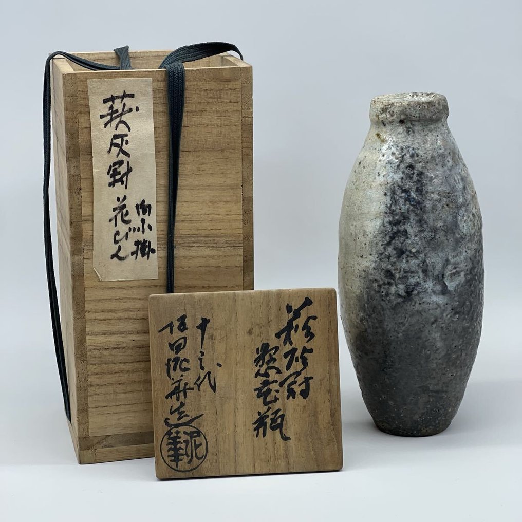 花瓶 - 萨卡塔·德伊卡十三世的萩器灰釉花瓶——茶道传承杰作,附原件 - 日本 (没有保留价) #1.0