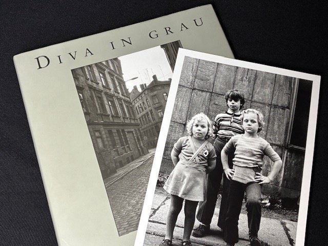 SIGNED; Helga Paris - Diva in Grau (SPECIAL EDITION, SIGNED GELATIN SILVER PRINT + SIGNED BOOK, MINT CONDITION) - 2006 #3.2