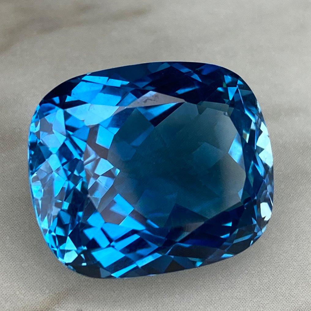 χωρίς τιμή ασφαλείας Μπλε Τοπάζιο  - 31.48 ct - Διεθνής Ένωση Έγχρωμων Πολύτιμων Λίθων (ICA GemLab) - Πολύ καλό Swiss Blue #1.0