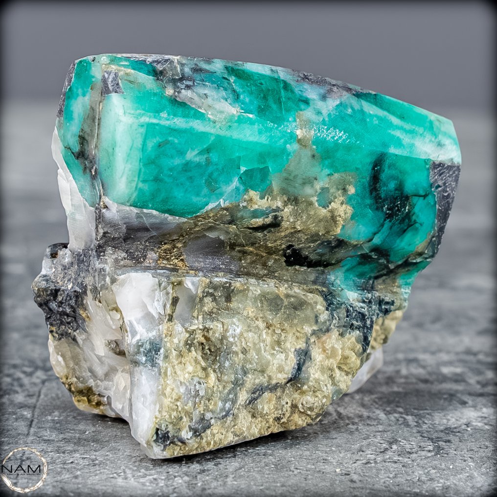 Natural emerald crystals on host rock from the legendary Muzo Mine in Colombia. An extraordinary find of exceptional quality, 285.55 ct- 57.11 g #1.0