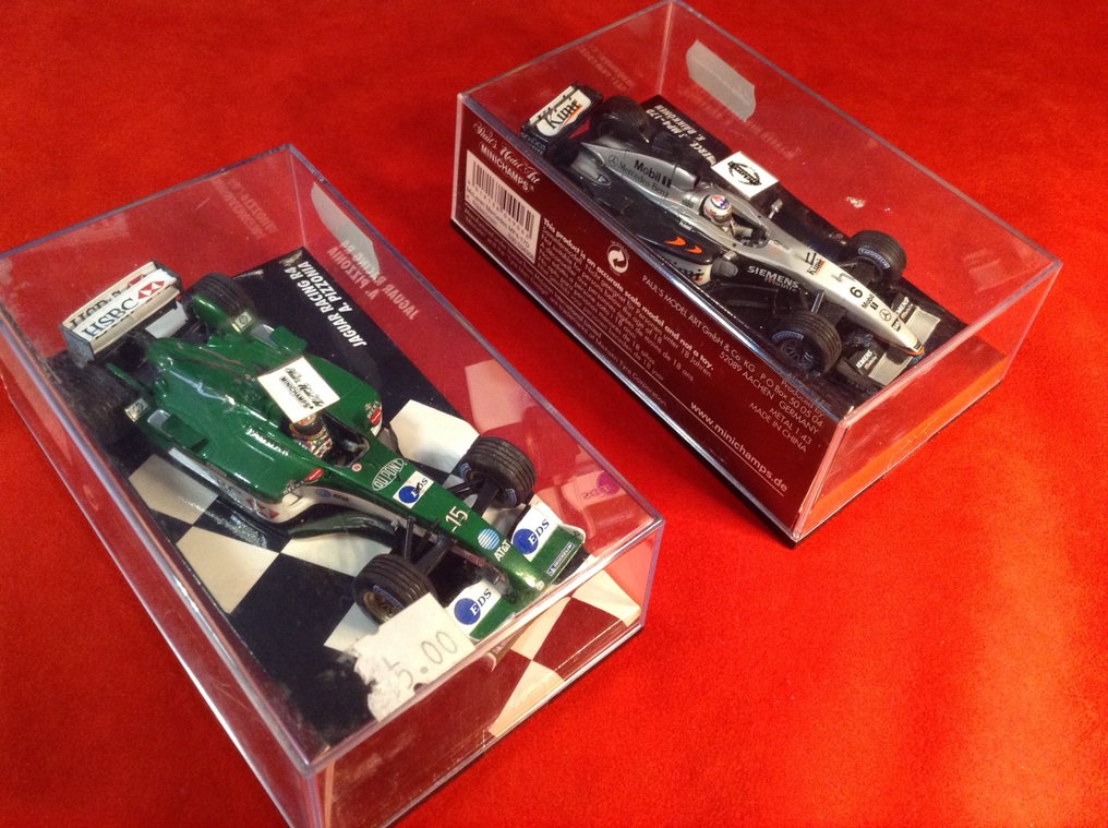 Minichamps 1:43 - Model raceauto  (2) - ref. #030015 Jaguar Racing Ford Cosworth R4 "HSBC" F.1 2002 #15 Antonio Pizzonia - ref. #034306 McLaren Mercedes MP4-17D F.1 "Kimi" 2002 #6 Kimi Raikkonen #2.1