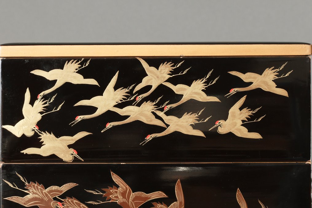 盒子 - 飞鹤抹漆五层重箱便当盒，配有两个盖子——内侧饰有松树和月亮的 Nashiji - 无保留价 #3.2