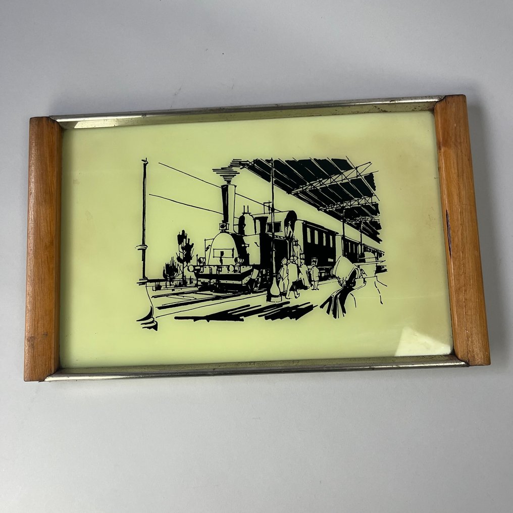 托盘 - 包豪斯 - 展示托盘，背后是玻璃中的火车场景轮廓。 - 玻璃, 木, 铬 #3.2