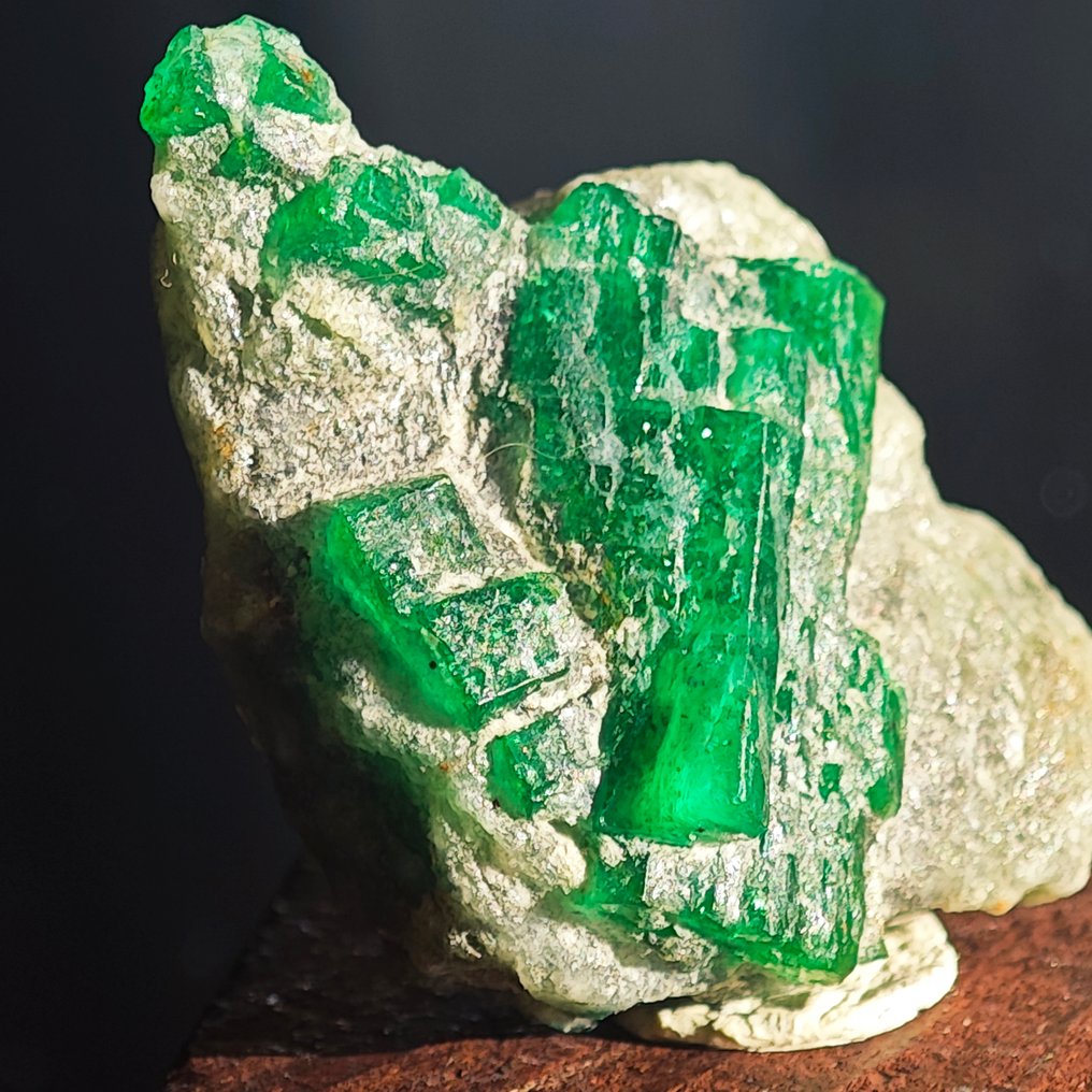 73,85 κατ. κορυφαίο δώρο πράσινο σμαράγδι. Κύστη με τελειωμένους κρυστάλλους.- 14.77 g #2.1