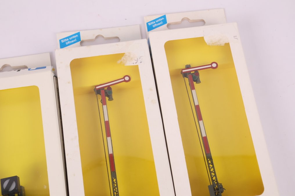 Viessmann H0 - 4500/4516 - Signals (3) - Three signals: 2x single-arm main signals and 1x shunting signal. #2.1