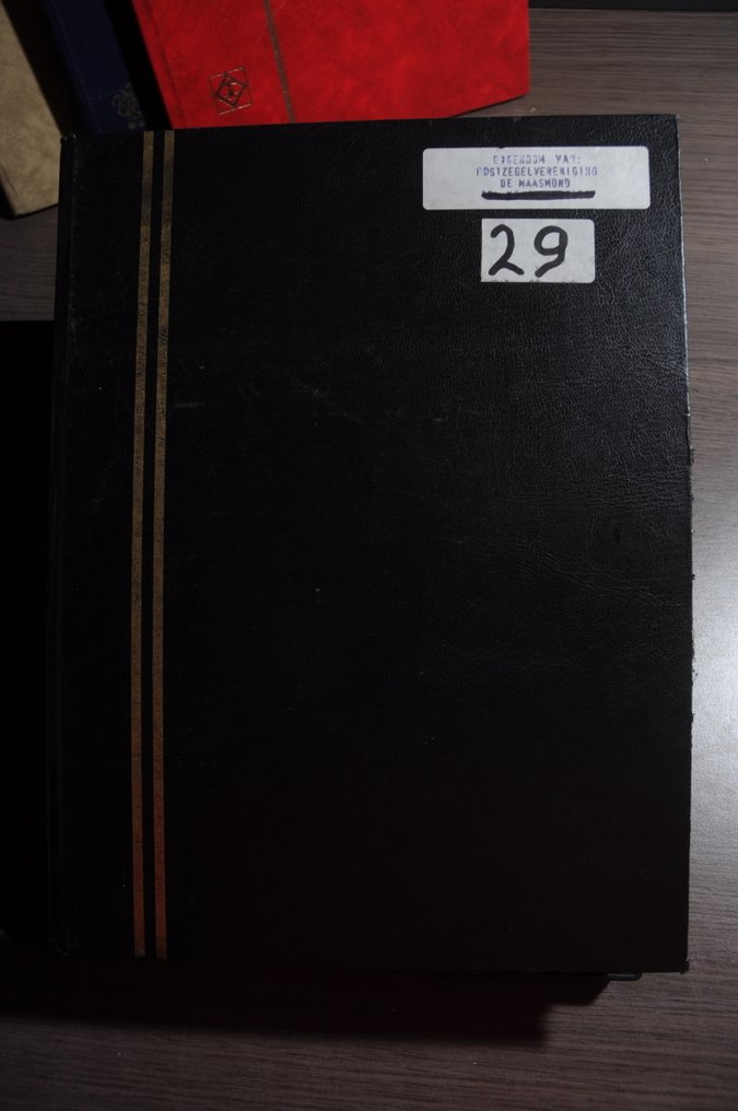 World  - Extensive search with various countries and quantities in stock books (200 photos). #1.0