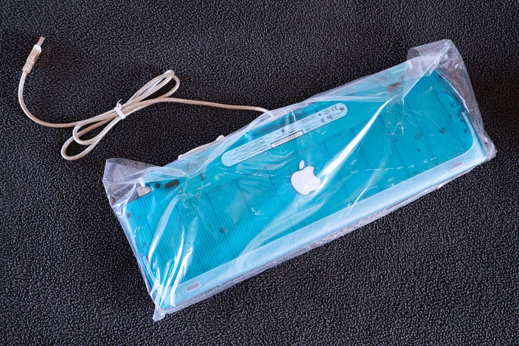 Apple Factory-fresh "AZERTY" USB Keyboard (Bondi Blue) – New Old Stock - Computer - Med erstatningsæske #1.0